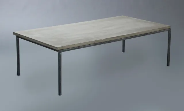 Sofabord i beton med stel i stål