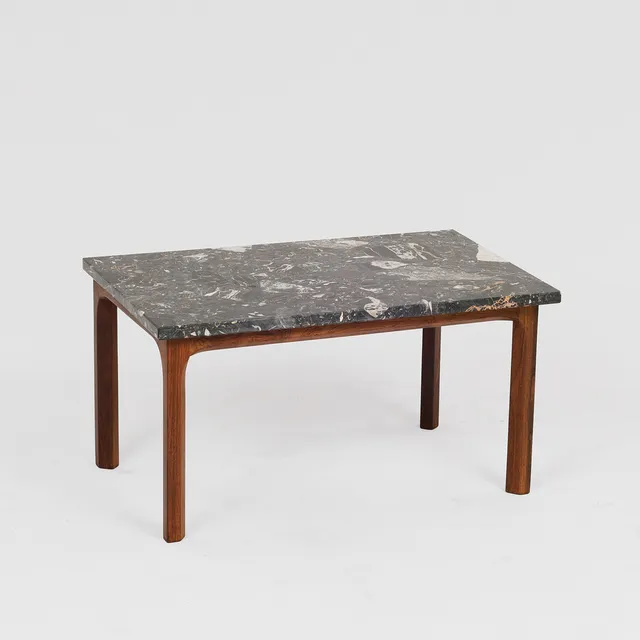 AKSEL KJERSGAARD. Sidebord / lampebord af palisander med marmorplade, 1960'erne, Danmark.