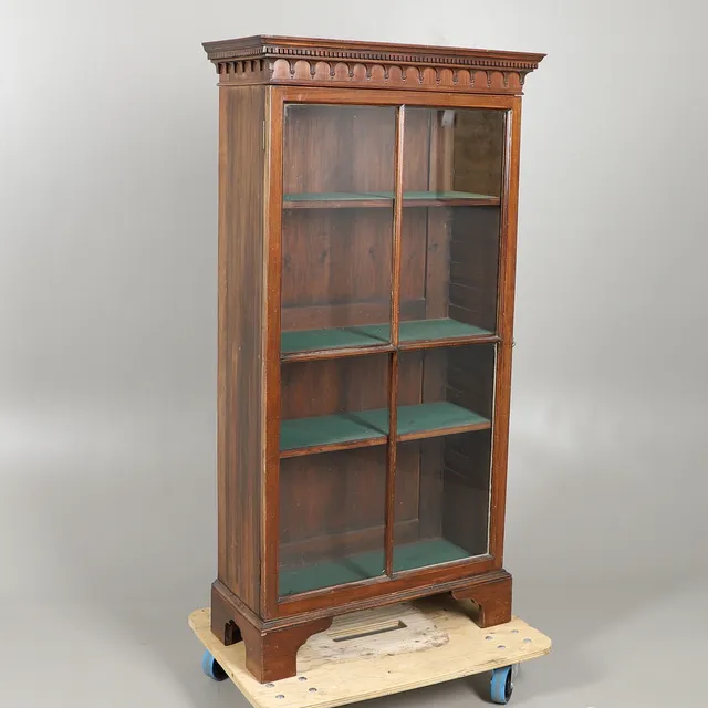 A 19TH / EARLY 20TH CENTURY GLAZED MAHOGANY DISPLAY CABINET.