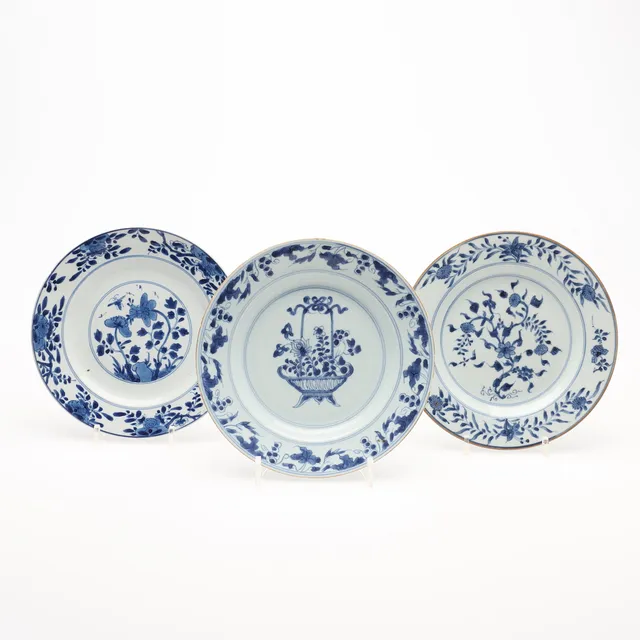 TALLRIKAR, 3 stycken, Kina, Kangxi (1662–1722), porslin med dekor av blommor och blomsterarrangemang i blåvit underglasyr.