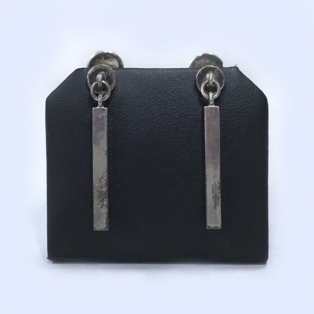 WIWEN NILSSON. ÖRHÄNGEN MED STAVAR, ETT PAR. — Earrings — Björnssons Auktionskammare