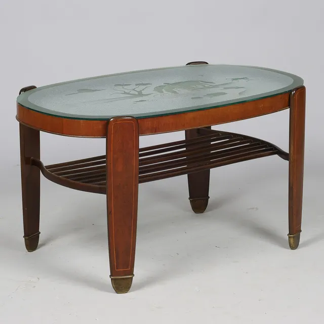 EDMUND JØRGENSEN. Sofabord i Nordisk Art Deco med stel af bøgetræ og mahogni, glastop og messingsko, Danmark, 1930/40'erne.