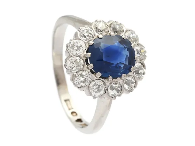CARMOSÉRING, 18K vitguld, kuddslipad safir ca 1,50 ct, 12 gammalslipade diamanter ca 0,90 ctv, ca TW-Cr/VS-SI, John Petterssons Eftr Juvelerar, Stockholm 1942, stl 17,25 mm, vikt 5,0 g, storleksändrad, etui.