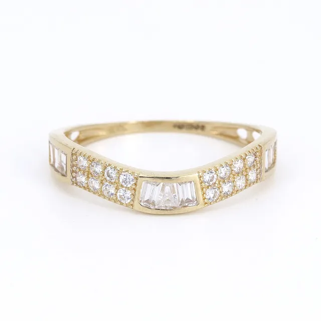 18CT GOLD CUBIC ZIRCONIA RING.
