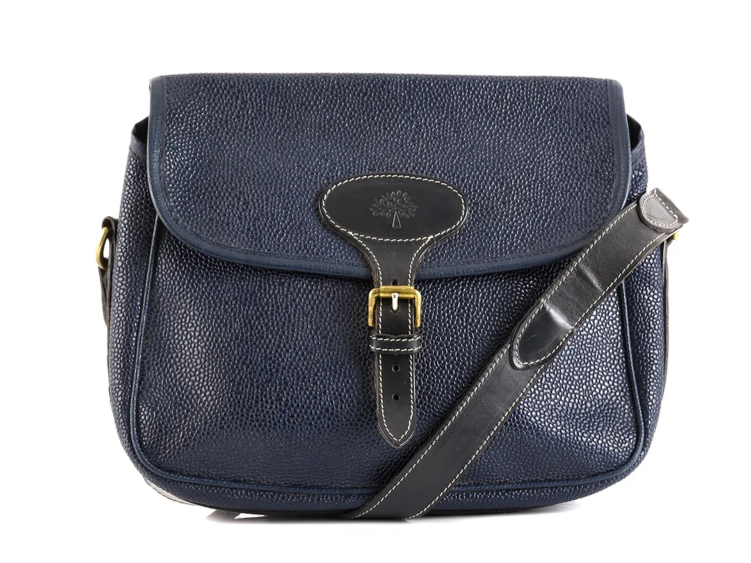VÄSKA, MULBERRY, vintage, mörkblå scotch grain, svart läder, 26x22x6 cm. — Accessoarer/Väskor — Kaplans