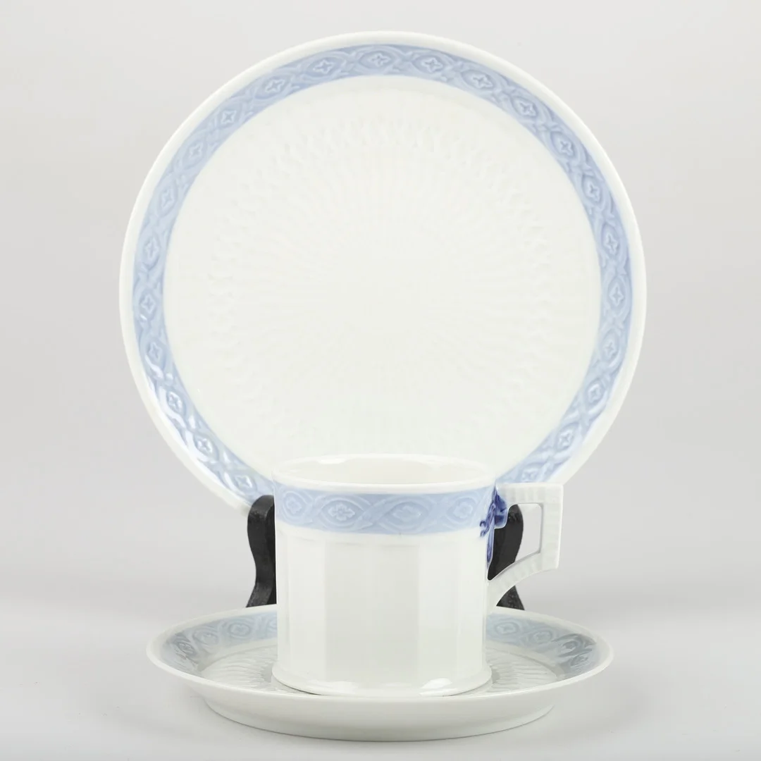 ARNOLD KROGH. Kaffeservis, 33 delar, "Vifte", porslin, Royal Copenhagen, Danmark. — Tableware — Helsingborgs Auktionskammare