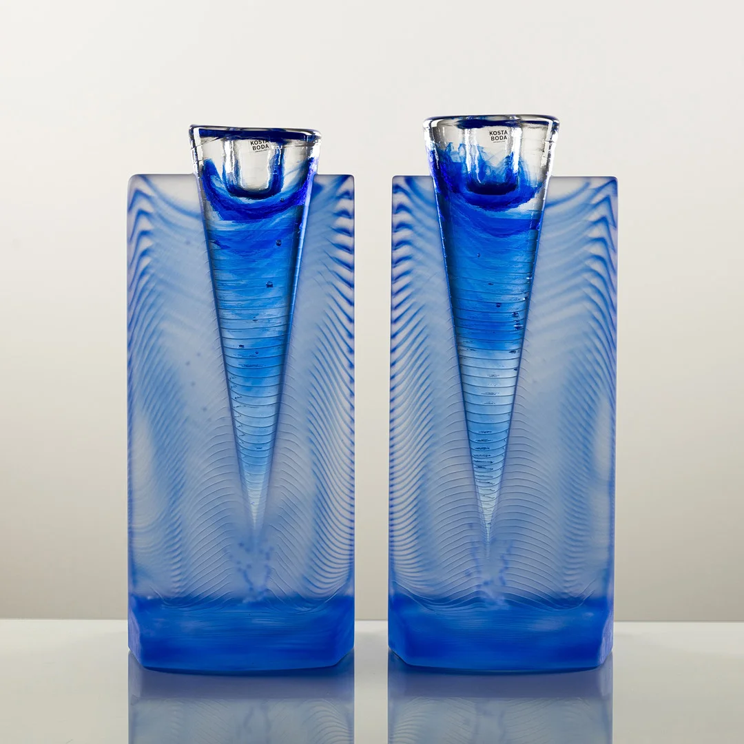 KJELL ENGMAN. Ljusstakar, ett par, "Ice Age", Kosta Boda, gjuten blå glasmassa, syraetsad märkning, 2000-tal, originalförpackningar. — Art glass — Auktionshuset Kolonn