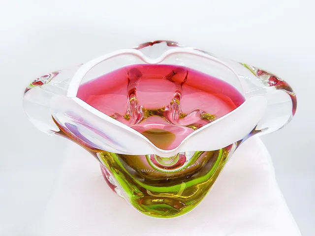 ART / STUDIO GLASS ASHTRAY.