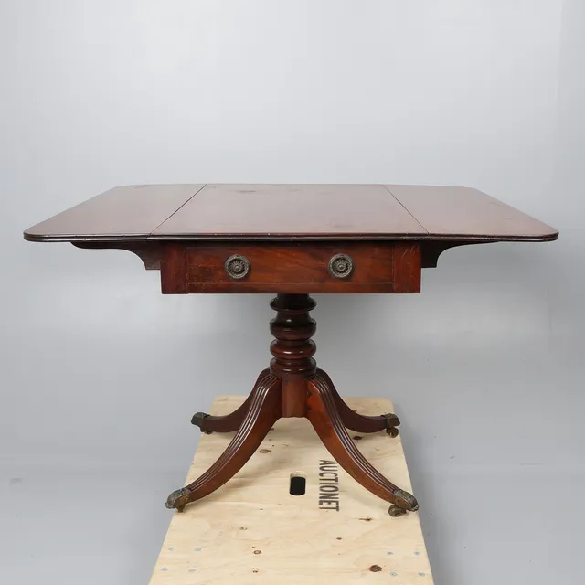 REGENCY MAHOGANY PEMBROKE TABLE.