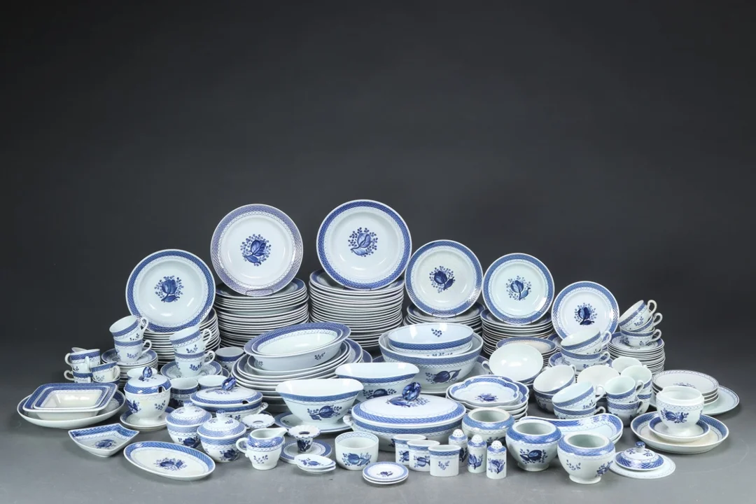 Aluminia / Royal Copenhagen. 'Tranquebar' service — Glass, porcelain and ceramics/Dinnerware, tea sets, coffee sets — Lauritz