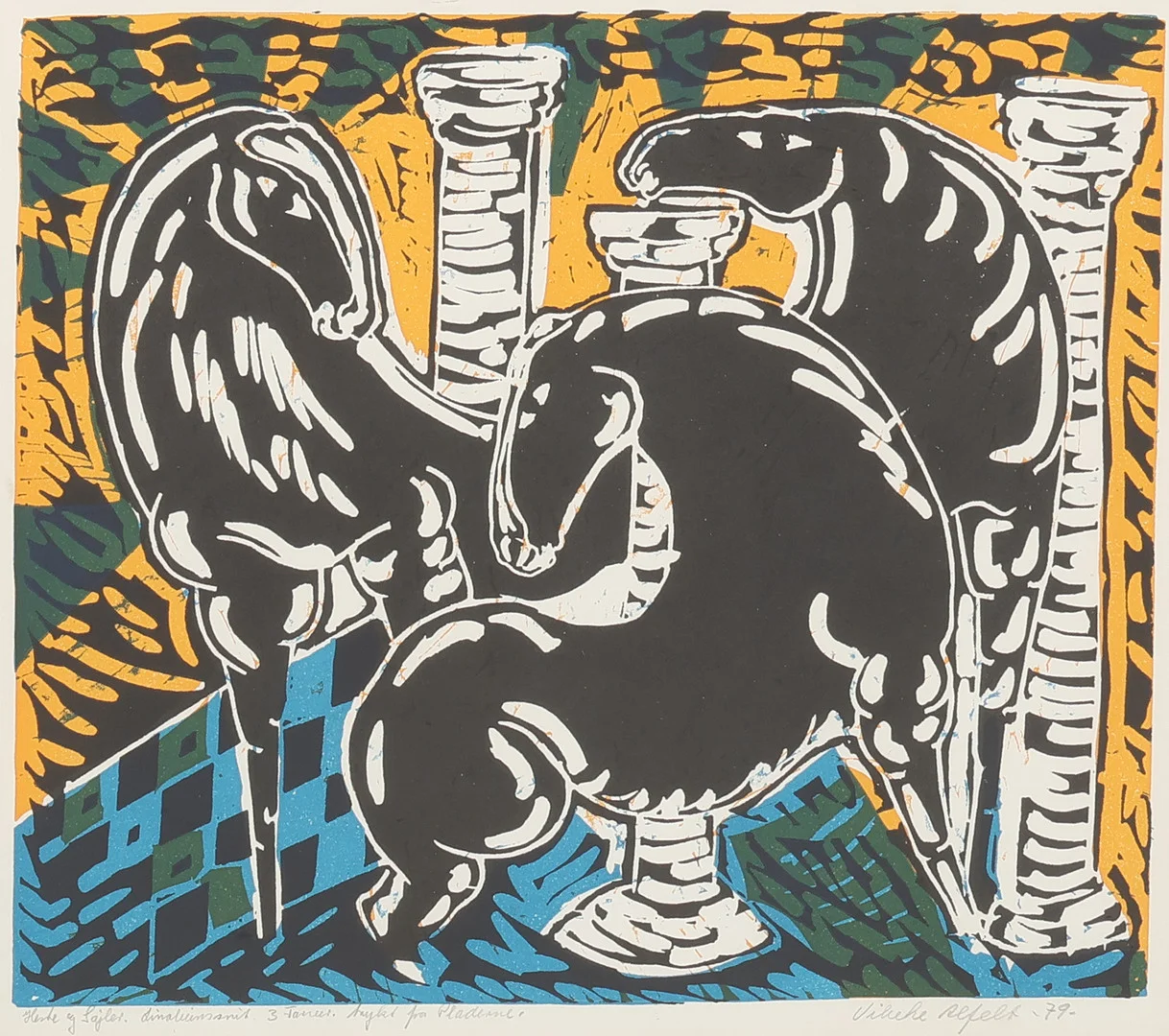 VIBEKE ALFELT (1910-74). Litografisk trykt 'Heste og søjler', linoleumssnit i tre farver, signeret og dateret 1979. — Engravings & Prints — Palsgaard Kunstauktioner