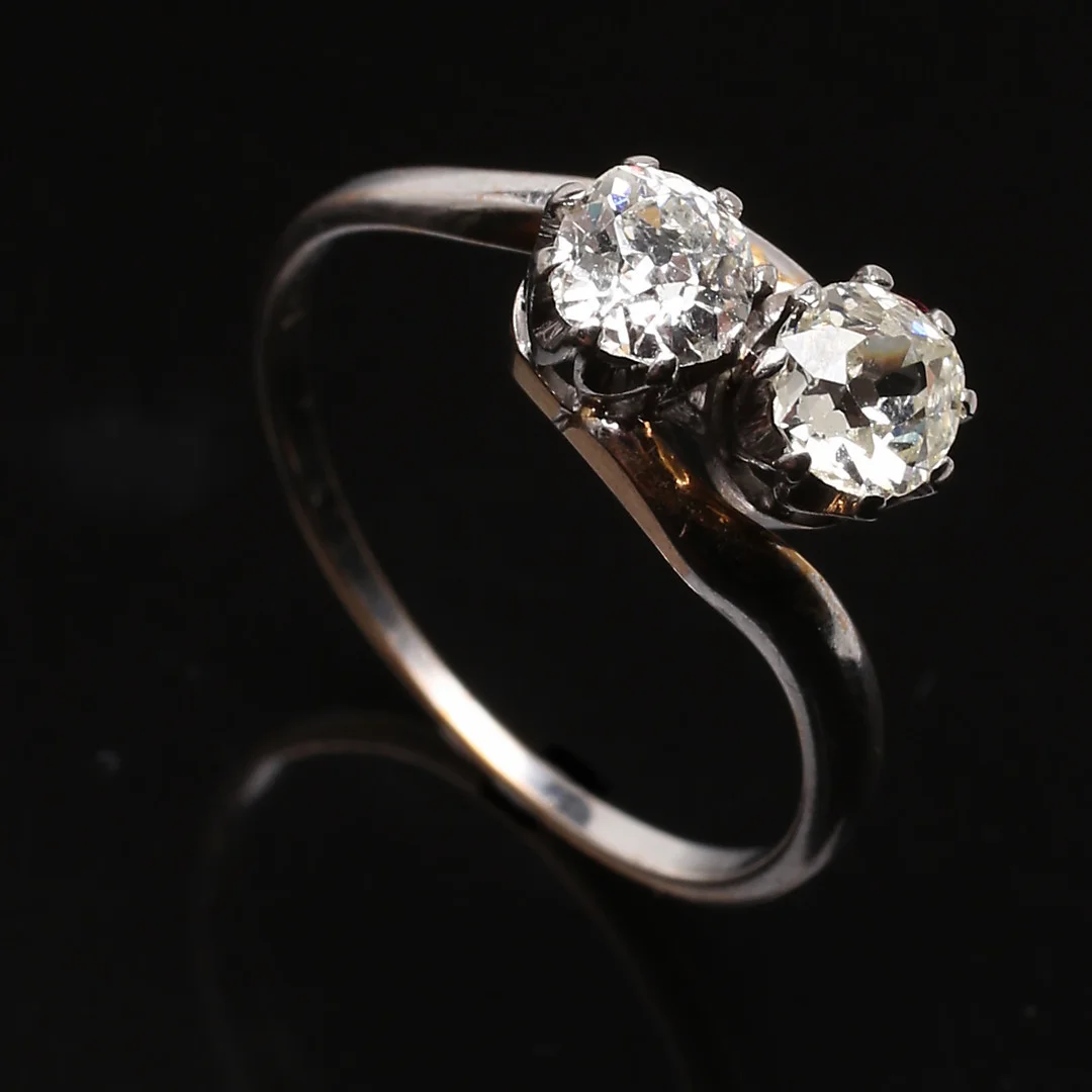 TVILLINGRING i 18K vitguld med diamanter om totalt 0,80 carat. — Rings — Garpenhus Auktioner