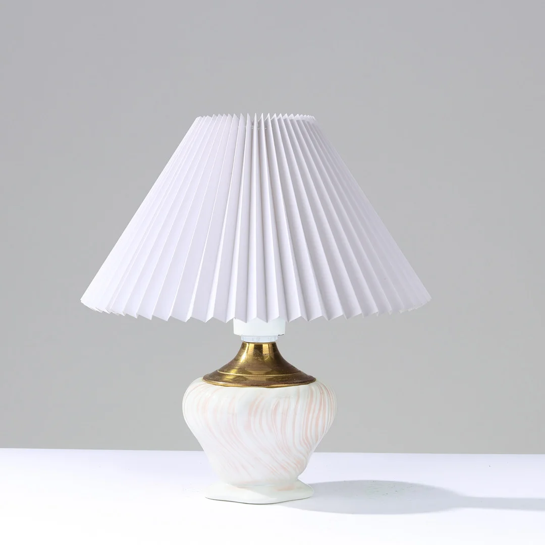ARJE GRIEGST. “Rosa Konkylie” Sukkerskål af porcelæn dekoreret med rosa glasur omlavet til bordlampe, Royal Copenhagen, model 14174, Danmark. — Table Lamps — Palsgaard Kunstauktioner