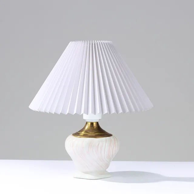 ARJE GRIEGST. “Rosa Konkylie” Sukkerskål af porcelæn dekoreret med rosa glasur omlavet til bordlampe, Royal Copenhagen, model 14174, Danmark.