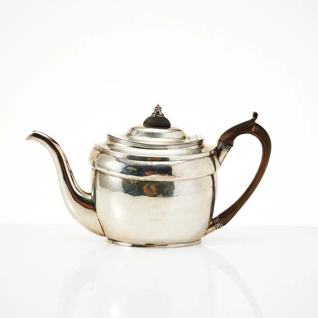 TEKANNA, silver, stämplar Solomon Hougham London 1801, knopp och handtag av trä.