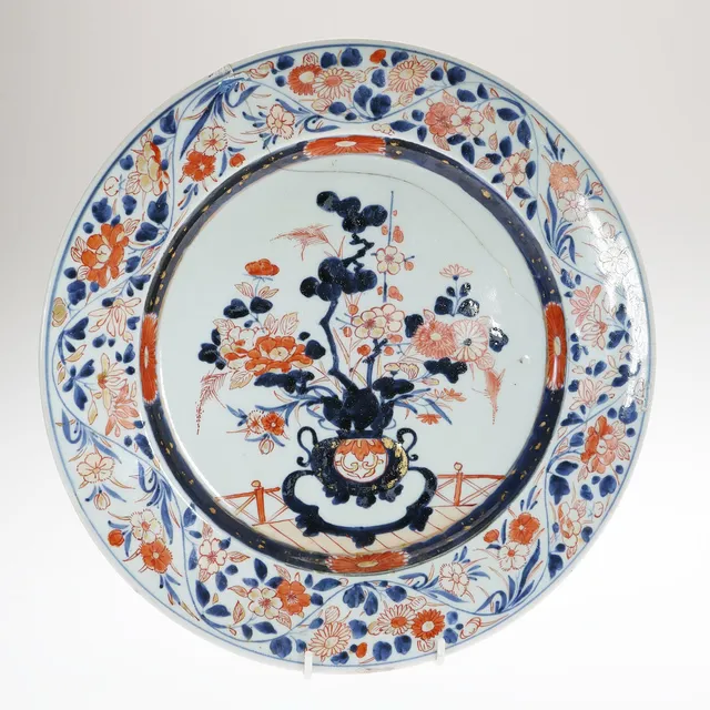 LATE 19TH CENTURY JAPANESE IMARI PORCELAIN CHARGER.