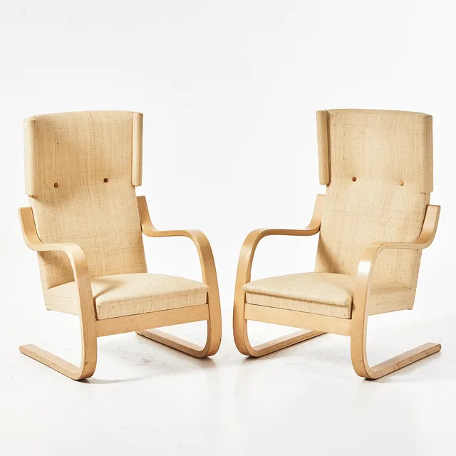 ALVAR AALTO. Fåtöljer, 1 par, modell 401, Artek, Finland, 1900-talets senare hälft, björk, stoppad bastklädsel, ryggar med läderklädda knappar.