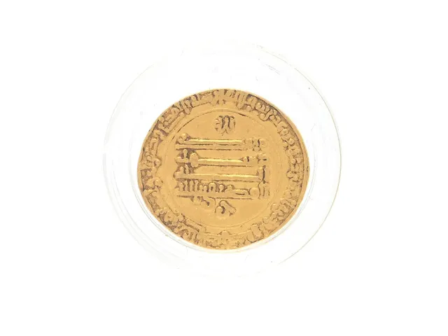 MYNT, ca 23,5K guld, Dinar, troligen från Abbasidiska kalifatet, kvalité ca 1/1+, diameter 18 mm, vikt 2,9 g.