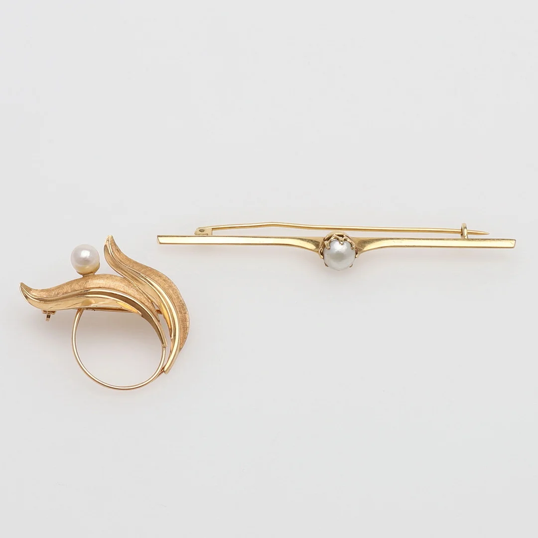 BROSCHER, TVÅ STYCKEN MED PÄRLOR. — Brooches & Pendants — Crafoord Auktioner Lund