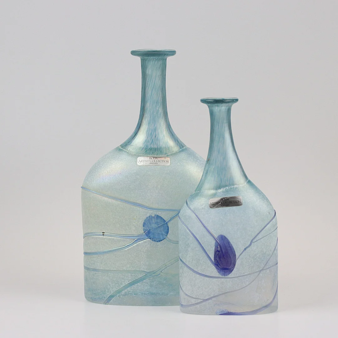 BERTIL VALLIEN. Vaser, 2 st. munblåst glas, "Galaxy Blue", Kosta Boda, signerade, 1900-tal. — Utility glass — Höganäs Auktionsverk