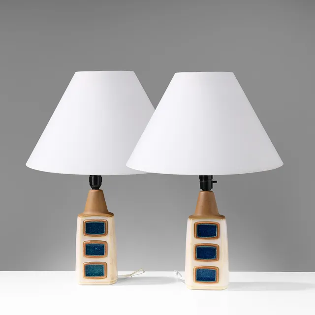 EINAR JOHANSEN (1906-80). Et par bordlamper af glaseret stentøj med rektangulære blå relieffer, Søholm, Bornholm, Danmark, 1960'erne, (2).