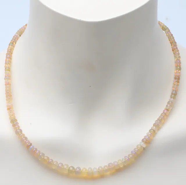 COLLIER, opaler med silverlås.