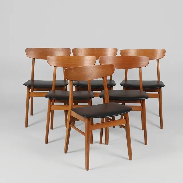 DANSK MØBELDESIGN. Et sæt på seks stole af bøg og teak, Farstrup Møbelfabrik, Danmark, 1960'erne, (6).