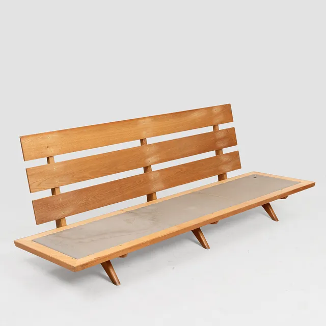 GEORG THAMS. Sofa af fineret og massivt egetræ, hynder betrukket med brun uld, Vejen Polstermøbelfabrik, Danmark, formgivet 1964.