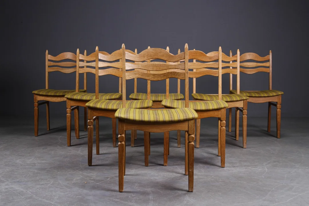 Dansk møbelproducent. Otte stole af egetræ (8) — Furniture/Chairs — Lauritz