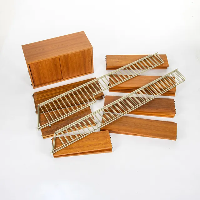 NILS STRINNING. 1917-2006, Hyllsystem, 31 delar, "String", 3 sektioner, teak, 1950/60-tal.
