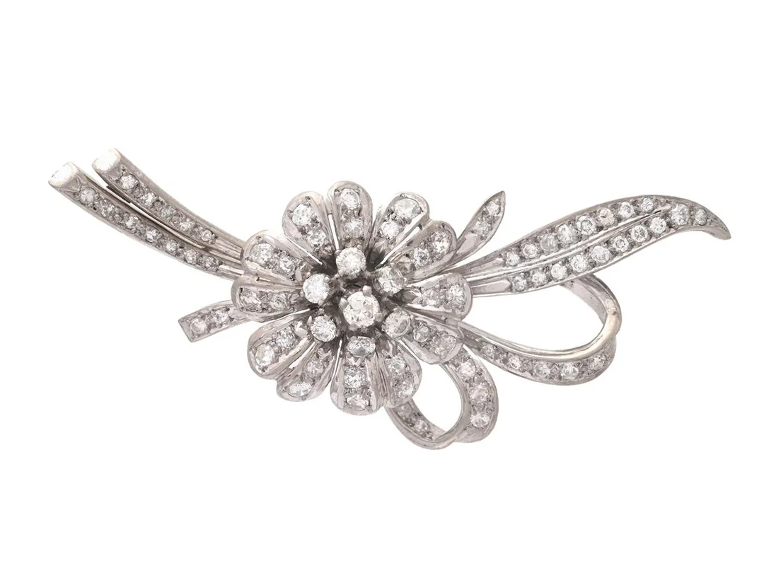 BROSCH, platina, 76 gammal- åttkant och briljantslipade diamanter ca 1,50 ctv, ca TW-Ca(G-M)/VS-P, flera med nagg, 3 diamanter skadade, stl 6,0 x 2,5 mm, vikt 12,8 g — Smycken/Brosch — Kaplans
