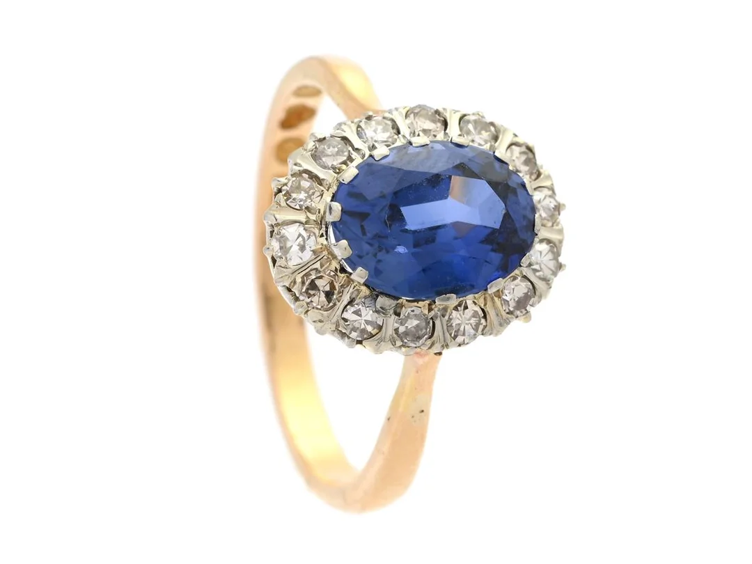 CARMOSÉRING, 18K guld/vitguld, blå syntetisk safir, åttkantslipade diamanter ca 0,21 ctv, Cederins Guld AB, Örebro 1946, stl 17,5 mm, vikt 3,3 g. — Smycken/Carmoséring — Kaplans