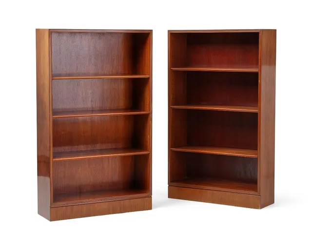 A pair of mahogany bookcases. Each bookcase with three removable shelves. Made by cabinetmaker Frits Henningsen. H. 125 cm. W. 75 cm. D. 25 cm. (2)