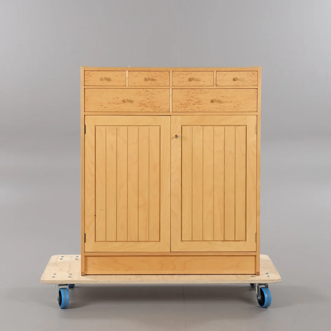 HANS EHRLIN. Skänk, för AB Alfred Ehrlin Möbelindustri, Tranås. — Cupboards, Cabinets & Shelves — Stockholms Auktionsverk Helsingborg