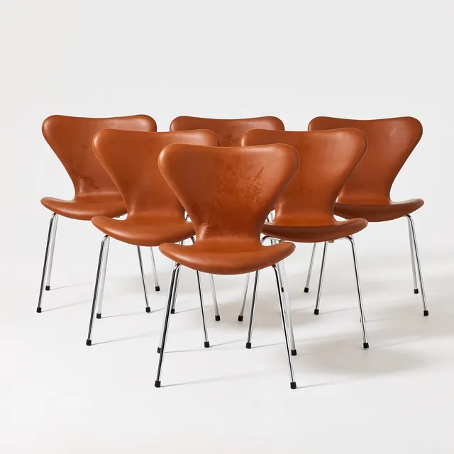 ARNE JACOBSEN. "Sjuan", stolar, sex stycken, modellnummer 3107, Fritz Hansen, Danmark, formgivna 1955, klädda i brunt läder, förkromat stål.