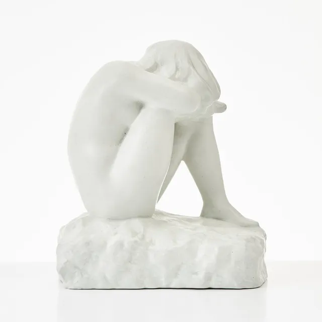 MATTI HAUPT (1912-1999) Kvinna, skulptur i glaserat porslin, signerad i godset Matti Haupt.