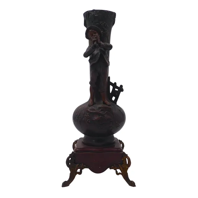 ANTIKE VASE AUS BRONZE MIT JUNGENFIGUR.