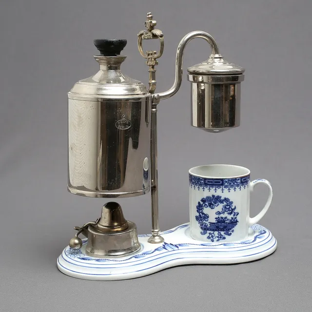 KAFFEBRYGGARE, vit metall och porslin, omkring 1900.