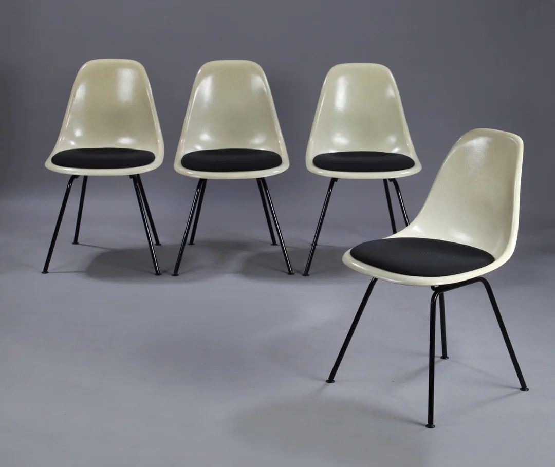 Charles Eames. Et sæt på fire skalstole, model DSX. Glasfiber (4) — Furniture/Chairs — Lauritz