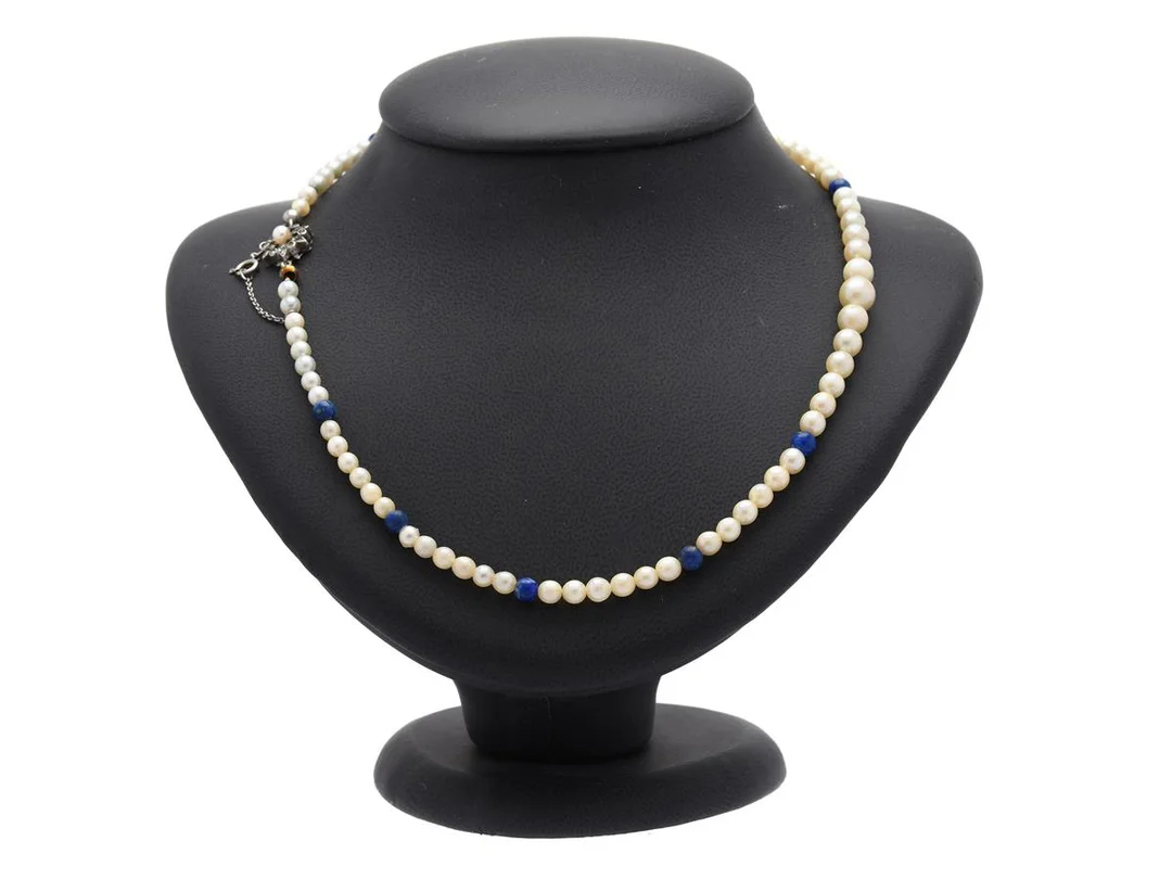PÄRLCOLLIER, odlade doserade pärlor ca 4-7,5 mm, kulor i lapis lazuli, längd 44 cm, lås i silver med paste, vikt 15,9 g, ej knutet, säkerhetskedja. — Smycken/Pärlcollier — Kaplans