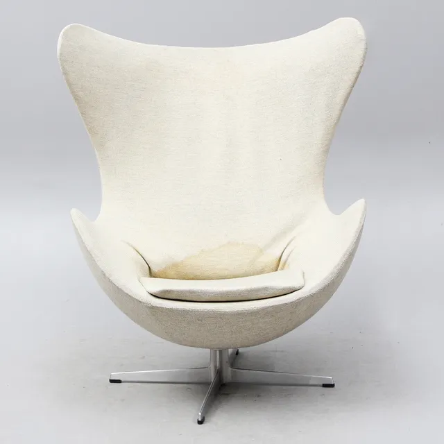 ARNE JACOBSEN. FÅTÖLJ "Ägget" etikett Fritz Hansen.
