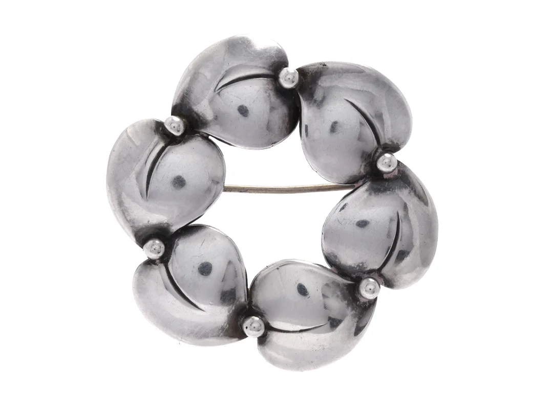 N E FROM, brosch, sterlingsilver, Danmark, diameter 3,5 cm, vikt 10,5 g. — Smycken/Brosch — Kaplans