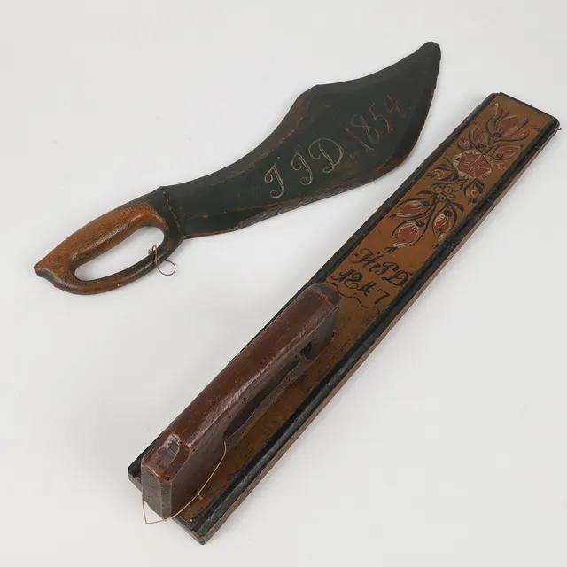 MANGELBRÄDA OCH SKÄKTETRÄ, allmogemålat, daterat 1847 och -54.