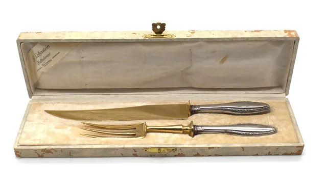 A. LOHNSTEIN. WORMS, HOFLIEFERANT, ANTIKES TRANCHIERBESTECK, GRIFFE AUS 800ER SILBER, KLINGEN AUS VERGOLDETEM MESSING, IM ORIGINAL KASTEN UM 1900.