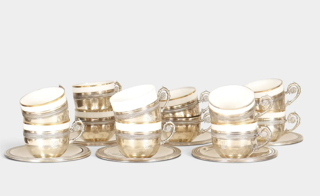 Juego de 12 tazas y platos de café de plata, con depósitos en opalina. — Silver — Barcelona Auctions