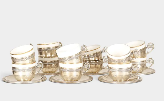 Juego de 12 tazas y platos de café de plata, con depósitos en opalina.