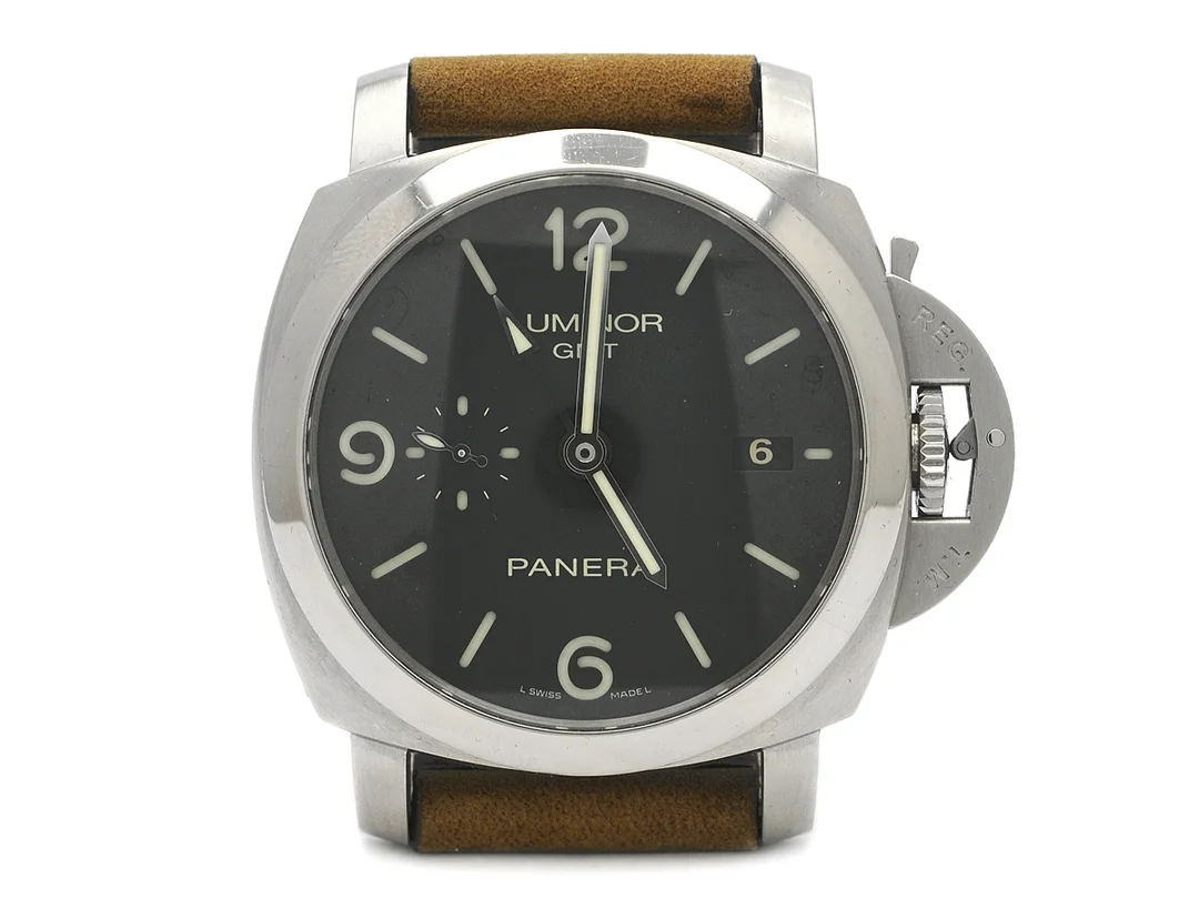 PANERAI, Luminor 1950, 3 Days, GMT, Cal P. 9001, Verk nr. 006581, Serie nr. M1580/3000, Ref nr. PAM00320, Boett nr. OP6817 / BB1399893, herrur, 44 mm, stål, automatisk, safirglas, datum, liten sekundvisare, 24-timmarsvisning, läderband, originalspänne, cert, mars 2011, box, ytterkartong. — Klockor/Panerai — Kaplans