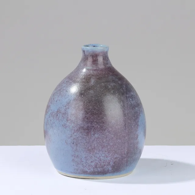 CHRISTIAN POULSEN. Tidlig unik flaskeformet vase, dekoreret med blåviolet glasur, eget værksted, Ørholm, Danmark, 1930'erne.