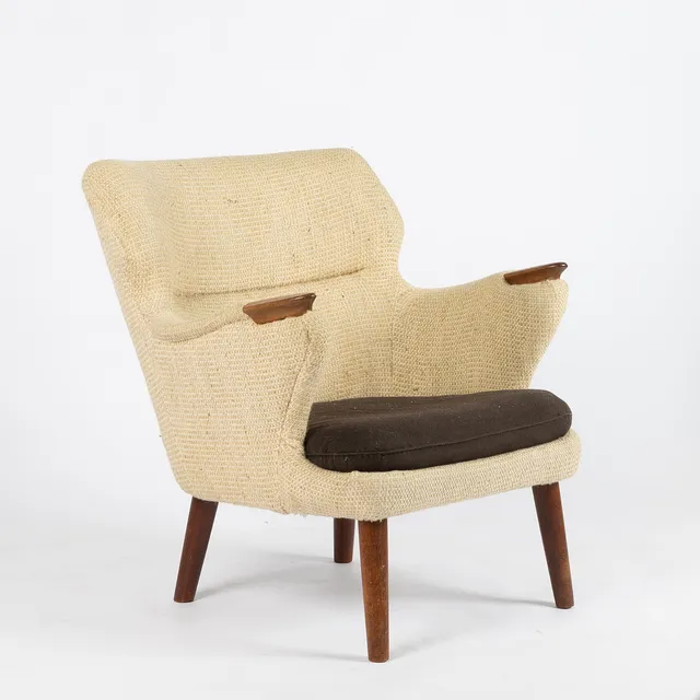KURT OLSEN. Fåtölj, Slagelse Møbelvaerk, Danmark 1950-tal, modell 220, ek, klädd i ljust tyg med kontrasterande sittkudde.