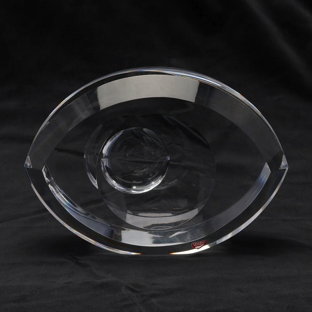 JAN JOHANSSON. Skulptur, "Ögat", glas, sinerad undertill samt etikettmärkt för Orrefors. — Art glass — Uppsala Auktionskammare